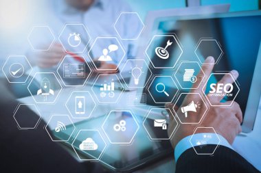 Mobil Web sitesi ve açılış sayfası sanal diyagramı ile Web sitesi için SEO optimizasyonu. İş takım toplantısı mevcut. Fotoğraf profesyonel yatırımcı yeni başlangıç projesi ile çalışma. Finans Yöneticileri Toplantısı.