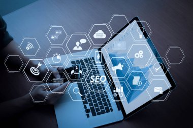 Mobil Web sitesi ve açılış sayfası sanal diyagramı ile Web sitesi için SEO optimizasyonu. Yeni modern bilgisayar ve iş stratejisi kavram olarak çalışan işadamı el çift pozlama