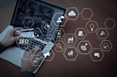 Mobil Web sitesi ve açılış sayfası sanal diagram.hands laptop ve holding kredi kartı sosyal medya diyagram ile Online alışveriş kavram olarak kullanarak Web sitesi için SEO Optimizasyon