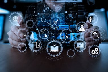 E-öğrenme bağlı dişli ile bağlı diyagramı sanal Pano dişliler. Cep telefonuyla dijital katman etkisi ile iş stratejisi kavramı işadamı el                 