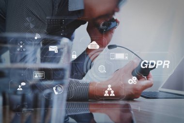 Gdpr. veri koruma yönetmeliği ile siber güvenlik ve gizlilik sanal diyagramı. VoIP kullanarak adam akıllı klavye, kavram iletişim, rıhtım dijital tablet bilgisayar ile kulaklık desteği.