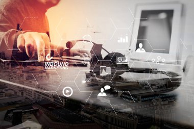 Sanal diyagramı tablosu ve çevrimiçi veya izni Pazar kavramı ile pazarlama iş gelen. Kavram iletişim ya da destek veya çağrı merkezi gibi VoIP mezartaşı ile dijital tablet bilgisayar kullanan adam.