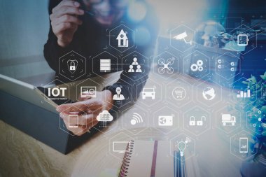 Ar (Augmented Reality) Internet of Things (çok) teknolojisiyle Vr kontrol panelinde. Akıllı klavye, kavram iletişim bağlantı dijital tablet bilgisayarınızla VoIP kulaklık kullanarak adamım, o çekmek, çağrı merkezi 