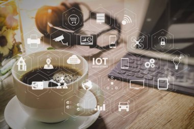 Ar (Augmented Reality) Internet of Things (çok) teknolojisiyle Vr kontrol panelinde. Kahve fincanı ve dijital tablo yerleştirme akıllı klavye, vazo çiçeği otlar, müzik kulaklık, ahşap masa, filtre efekti gözlük