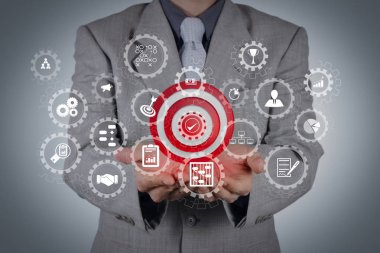 AR sanal ekran kontrol paneli simgeleri ile proje yönetimi planlama, bütçeleme, hedef simgesi başarı kavramı olarak gösteren bir communication.businessman el ile