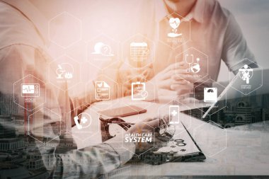 Sağlık sistemi diyagramı sağlık kontrolü ve belirti Vr kontrol panelinde. Cep telefonu kullaranarak ve iş adamı hasta hastane profesyonellik anlayışı ile şehir pozlama olarak sınav sahip danışmanlık tıp doktoru