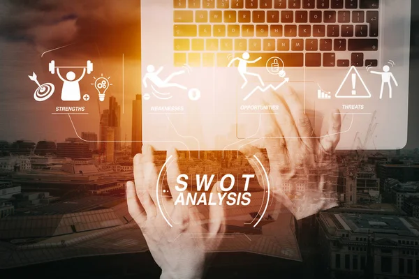 Swot 分析虚拟图具有公司的优势 威胁和机遇 网络安全互联网和网络概念 商人手使用 屏幕挂锁图标手机 — 图库照片