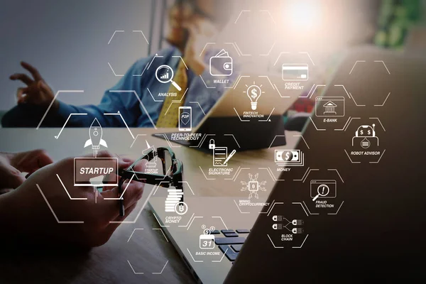 Finans Teknolojileri akış çizelgesi ve temel gelir araştırma cryptocurrency blockchain başlangıç tek boynuzlu at kripto para sanal diyagramı ile. İş takım toplantısı mevcut. profesyonel yatırımcı yeni başlangıç projesi çalışma. 