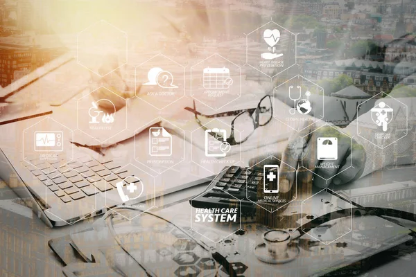 Sağlık sistemi diyagramı sağlık kontrolü ve belirti Vr kontrol panelinde. Sağlık masrafları ve ücretleri kavramı. Akıllı doktor el şehir pozlama ile modern hastanede tıbbi masrafları için bir hesap makinesi kullanılır