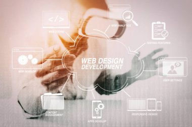 Programlama ve Web sitesi tasarımı sanal diagram.businessman sanal gerçeklik giyen teknolojileriyle kodlama geliştirme modern ofis cep telefonu Vr mezartaşı ile bina ve metrix kod pozlama ile kullanarak ile koruyucu gözlük