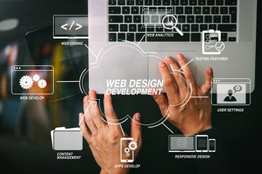Programlama ve Web sitesi tasarımı sanal diagram.cyber güvenlik kavramı Internet ve ağ teknolojileriyle kodlama geliştirmek. İşadamı el çalışma cep telefonu dizüstü bilgisayar arka plan üzerinde