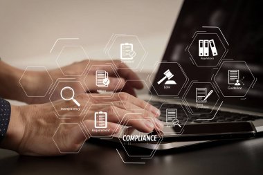 Uyum düzenlemeleri, hukuk, standartlar, gereksinimleri ve denetim için sanal diyagramı. işadamı el akıllı telefon ve laptop ve modern ofis içinde dijital tablet bilgisayar ile çalışma