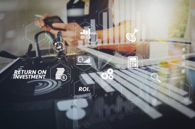 Yatırım getirisi getirisi yatırım göstergesi iş geliştirmek için sanal tablosu içinde. Ofis masaları ile akıllı telefon ve sosyal ağ diyagramı ile dijital tablet ve grafik iş iş belgeleri