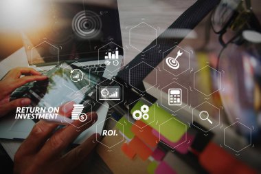 Yatırım getirisi getirisi yatırım göstergesi iş geliştirmek için sanal tablosu içinde. Ofis masaları ile akıllı telefon ve sosyal ağ diyagramı ile dijital tablet ve grafik iş iş belgeleri.