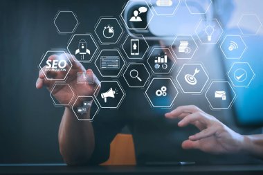 Mobil Web sitesi ve açılış sayfası sanal diagram.businessman sanal gerçeklik giyen bulunan Web sitesi için SEO Optimizasyon Vr mezartaşı ile ekran simgesi diyagramı ile Smartphone kullanarak modern Office koruyucu gözlük