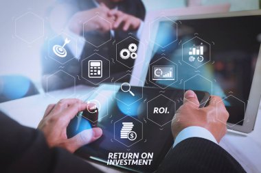 Yatırım getirisi getirisi yatırım göstergesi iş geliştirmek için sanal tablosu içinde. İş takım toplantısı mevcut. Fotoğraf profesyonel yatırımcı yeni başlangıç projesi ile çalışma. Finans Yöneticileri Toplantısı.