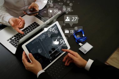 Sosyal medya ve pazarlama sanal simgeleri ekran concept.co çalışma toplantı kavramı, akıllı telefon ve dijital tablet ve dizüstü bilgisayarı ve ad etiket kullanma modern office işadamı takım