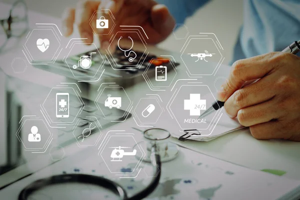 Genel tıp Hizmetleri (Gms) ve genel Practitioners(Gps or family doctors) diyagramı. Sağlık masrafları ve ücretleri kavramı. Akıllı doktor el modern hastanede tıbbi masrafları için bir hesap makinesi kullanılır 