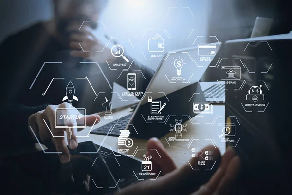 Finans Teknolojileri akış çizelgesi ve temel gelir araştırma cryptocurrency blockchain başlangıç tek boynuzlu at kripto para sanal diyagramı ile. Başlangıç programlama takım. Dijital tablet çalışma web sitesi Tasarımcısı klavye rıhtım.