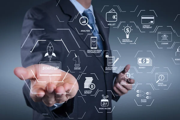 Finans Teknolojileri akış çizelgesi ve temel gelir araştırma cryptocurrency blockchain başlangıç tek boynuzlu at kripto para sanal diyagramı ile. bir şeyler gösteriyor olarak açık bir el ile iş adamı kavramı