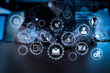 E-öğrenme bağlı dişli ile bağlı diyagramı sanal Pano dişliler. Cep telefonuyla dijital katman etkisi ile iş stratejisi kavramı işadamı el                 