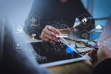 Sanayi 4.0 ve iş Sanal Diyagram AI, robot asistanı, bulut, büyük veri ve otomasyon ile fütüristik. veri ve dijital tablet ve bilgisayar laptop akıllı telefon ile tartışan iki meslektaşım web tasarımcısı.