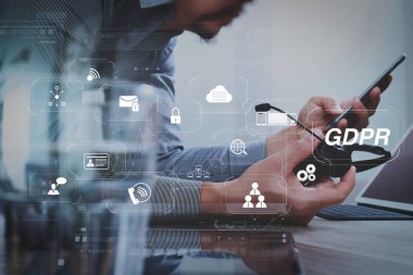 Gdpr. veri koruma yönetmeliği ile siber güvenlik ve gizlilik sanal diyagramı. VoIP kullanarak adam akıllı klavye, kavram iletişim, rıhtım dijital tablet bilgisayar ile kulaklık desteği.