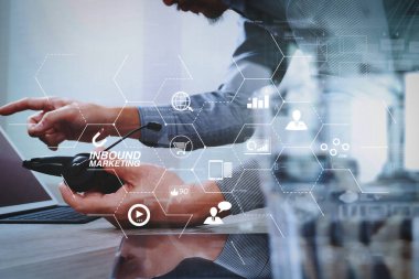 Sanal diyagramı tablosu ve çevrimiçi veya izni Pazar kavramı ile pazarlama iş gelen. VoIP kullanarak adam akıllı klavye, kavram iletişim, rıhtım dijital tablet bilgisayar ile kulaklık desteği.