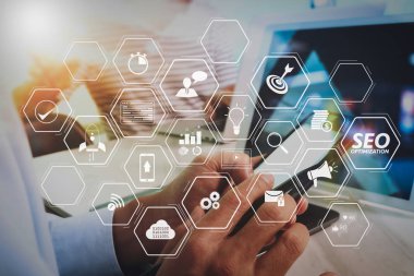 Mobil Web sitesi ve açılış sayfası sanal diagram.website grafik tasarımcı el yeni proje modern studio ile çalışma ile Web sitesi için SEO optimizasyonu. Ahşap masa modern dizüstü dijital tablet akıllı telefon.