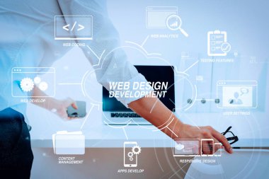 Web sitesi tasarımı sanal diyagramı ile programlama ve kodlama teknolojilerin geliştirilmesi. Büyük veri analytics iş destek sistemleri (BI) kavramı ile. İşadamı Vr grafik ile modern ofis ve grafik simge ile çalışma 