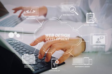 Sanal diagram.businessman yazarak klavye dizüstü bilgisayar ve modern ofis beyaz masa üzerinde dijital tablet ile Web sitesi tasarımı ile programlama ve kodlama teknolojileri geliştirme