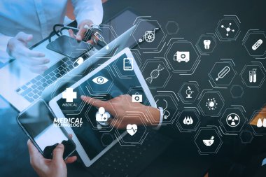 Modern tıbbi teknoloji kavramı. Tıbbi co çalışma kavramı, akıllı telefon ve dijital tablet ve dizüstü bilgisayar Hastanesi modern ofis ekibi toplantı ile çalışan doktor