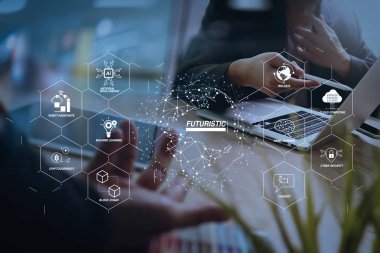 Sanayi 4.0 ve iş Sanal Diyagram AI, robot asistanı, bulut, büyük veri ve otomasyon ile fütüristik. veri ve dijital tablet ve bilgisayar laptop akıllı telefon ile tartışan iki meslektaşım web tasarımcısı.