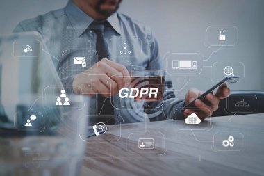 Gdpr. veri koruma yönetmeliği ile akıllı telefon, dijital tablet yerleştirme akıllı klavye, kahve fincanı ahşap masanın üzerinde kullanarak siber güvenlik ve gizlilik sanal diagram.success iş adamı ele.