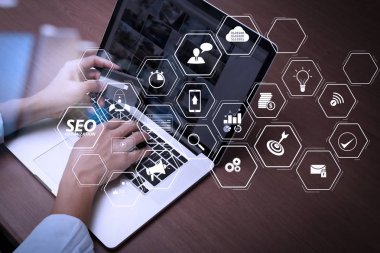 Mobil Web sitesi ve açılış sayfası sanal diagram.hands laptop ve holding kredi kartı sosyal medya diyagram ile Online alışveriş kavram olarak kullanarak Web sitesi için SEO Optimizasyon