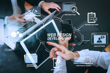 Gelişmekte olan programlama ve teknolojileri ile sanal diagram.co çalışan Web tasarım kodlama toplantı kavramı, akıllı telefon ve dijital tablet ve dizüstü bilgisayarı ve ad etiket kullanma modern office işadamı takım
