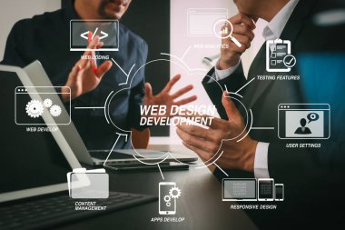 Programlama ve Web sitesi tasarımı sanal diagram.co takım toplantısı kavram, akıllı telefon ve dijital tablet ve dizüstü bilgisayar kullanma modern office işadamı teknolojileriyle kodlama geliştirme