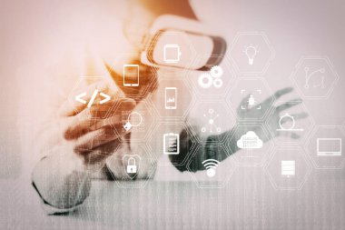 Yazılım geliştirici çalışma ile kodlama gerçeklik kontrol paneli bilgisayar simgeler scrum çevik geliştirme ve kod çatal ve sürüm oluşturma sanal gerçeklik gözlük takıyor duyarlı cybersecurity.businessman ile artar.