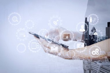 E-öğrenme bağlı dişli ile bağlı diyagramı sanal Pano dişliler. Londra Binası ve sosyal medya diagra ile dijital tablet kullanarak başarı işadamı çift pozlama
