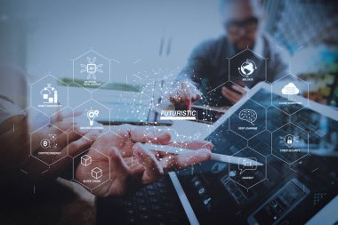 Sanayi 4.0 ve iş Sanal Diyagram AI, robot asistanı, bulut, büyük veri ve otomasyon ile fütüristik. iki meslektaşım web tasarımcısı tartışırken veri ve sayısal yerleştirme klavye ve bilgisayar dizüstü bilgisayar tablet.