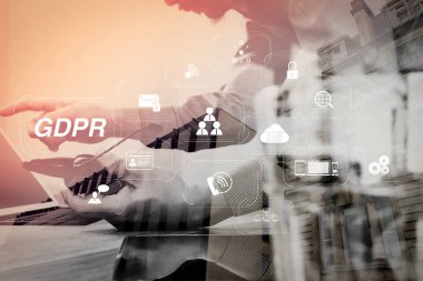 Gdpr. veri koruma yönetmeliği ile siber güvenlik ve gizlilik sanal diyagramı. Adam akıllı klavye, Londra mimari bulidings yerleştirme dijital tablet bilgisayarınızla VoIP kulaklık kullanarak çift pozlama 