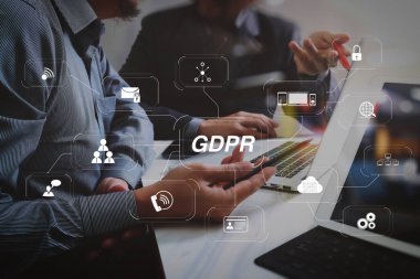 Gdpr. veri koruma yönetmeliği ile siber güvenlik ve gizlilik sanal diyagramı. İş takım toplantısı. Fotoğraf profesyonel yatırımcı bir projeyi yeni başlangıç çalışma. Finans görev. Dijital tablet klavye dizüstü bilgisayar yerleştirme.