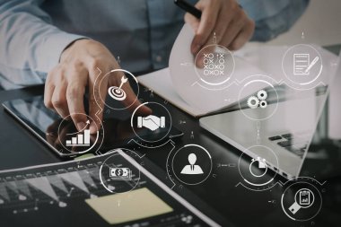 İş süreci yönetimi iş akışı Otomasyonu diyagram ve akıllı telefon ve dijital tablet ve dizüstü bilgisayar ile modern ofis ahşap masa üzerinde çalışan sanal flowchart.businessman vites ile.