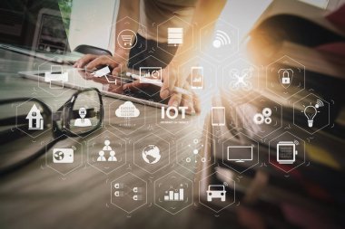 Ar (Augmented Reality) Internet of Things (çok) teknolojisiyle Vr kontrol panelinde. tasarımcı el kavram olarak ahşap masa üzerinde dijital tablet ve laptop bilgisayar ve kitap yığını ve göz cam ile çalışma