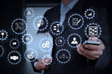 AR sanal ekran kontrol paneli ile planlama, bütçeleme, communication.engineer işadamı el kullanma akıllı telefon bilgisayar ile e-posta simgesi simgeleri ile proje yönetimi