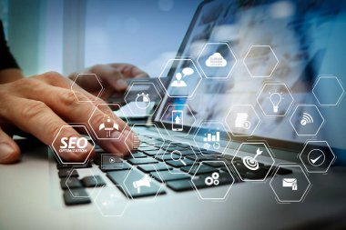 Mobil Web sitesi ve açılış sayfası sanal diagram.hands laptop ve holding kredi kartı Online alışveriş kavram olarak kullanarak Web sitesi için SEO Optimizasyon