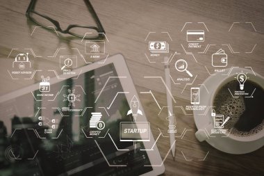 Finans Teknolojileri akış çizelgesi ve temel gelir araştırma cryptocurrency blockchain başlangıç tek boynuzlu at kripto para sanal diyagramı ile. Kahve fincanı ve dijital tablo dock akıllı klavye, gözlük.