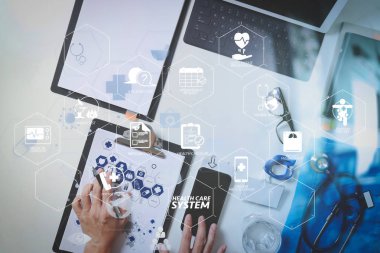 Sağlık sistemi diyagramı sağlık kontrolü ve belirti Vr dashboard.smart tıbbi doktor sanal gerçeklik simgesi diyagramı ile koyu ahşap masa üzerinde cep telefonu ve dizüstü bilgisayar ile stetoskop ile çalışma 