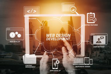 Programlama ve Web sitesi tasarımı sanal diagram.cyber güvenlik kavramı Internet ve ağ teknolojileriyle kodlama geliştirmek. Cep telefonu ve pozlama bina ile dijital tablet bilgisayar üzerinde çalışan iş adamı el