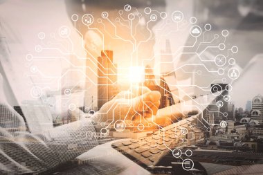 Yapay zeka (AI), öğrenme sanal dachboard veri madenciliği teknolojisi ile makine. Çift Pozlama, Ofis masaları ile akıllı telefon ve dizüstü bilgisayarı ve grafik mali iş belgeleri.